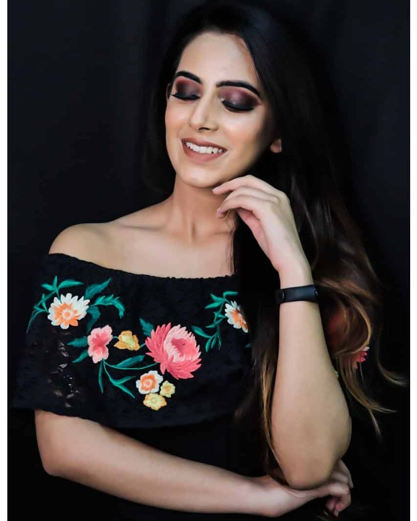 Bride wearing elegant bridal makeup and wedding jewellery in Delhi